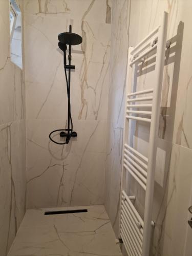 a bathroom with a white marble wall at Apartament Marco 5 in Baia Mare