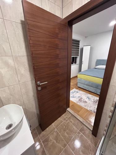 Un baño con una puerta que da a un dormitorio. en Divanhana, en Kiseljak