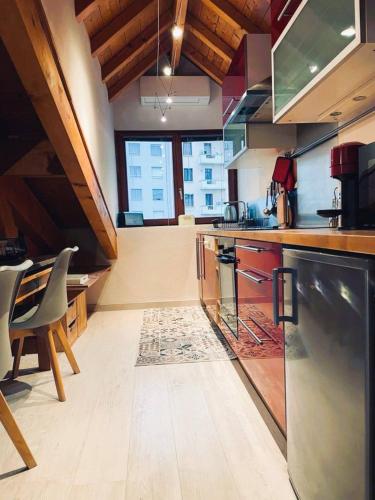 une cuisine avec une table et un comptoir dans l'établissement Perle Alpine, à Annecy