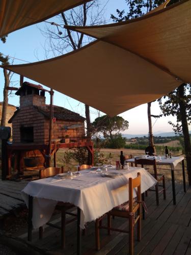 ValianoにあるAgriturismo La Terraの白いテーブルクロスのテーブルグループ