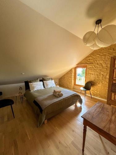 une chambre avec un lit et un parquet dans l'établissement chambres d hôtes Puchouaou Chêne sur le chemin de Saint Jacques de compostelle, à Montesquiou