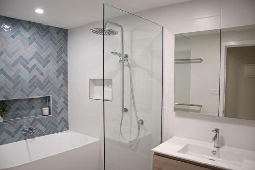 Bilik mandi di Watermark Apartment 1 - Bring your own linen.