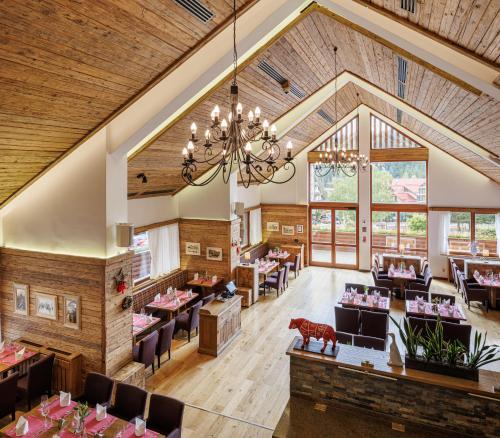 an overhead view of a restaurant with tables and chairs at Teleferic Grand Hotel in Poiana Brasov