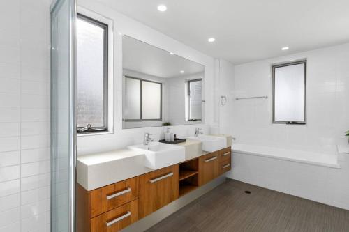 Koupelna v ubytování Villa Two Coolum, opposite beach, 4 pools