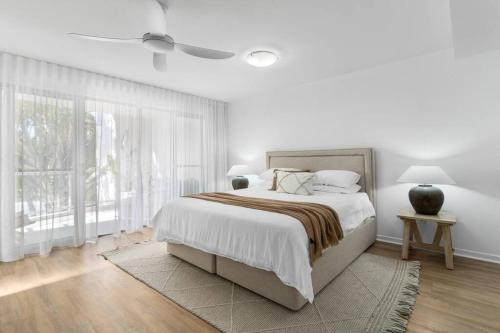 Postel nebo postele na pokoji v ubytování Villa Two Coolum, opposite beach, 4 pools