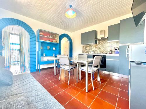 カルデードゥにあるMare Lindo Planargia Beachの部屋にテーブルと椅子のあるキッチン