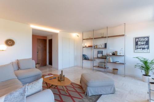 un salon avec un canapé et une table dans l'établissement Le 17 - Centre historique avec garage -, à Avignon