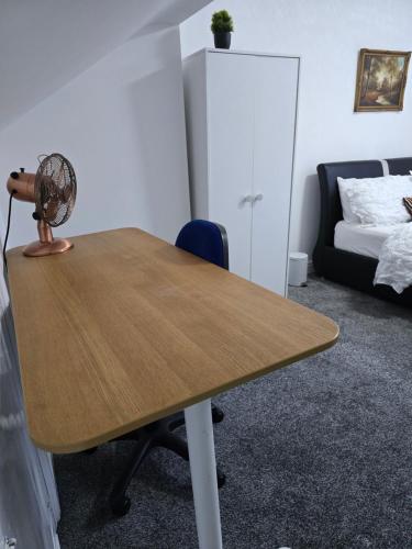 a table with a fan on top of it in a room at Realwood Homes- Broomhill Road in Nottingham