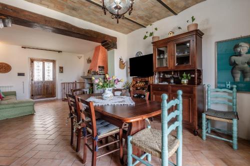 una sala da pranzo con tavolo e sedie in legno di Le Stanze della Terrazza sul Borgo a Castel del Piano