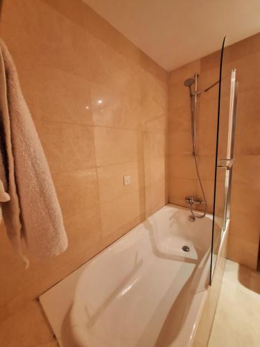 Bagno di Aphrodite Plaza