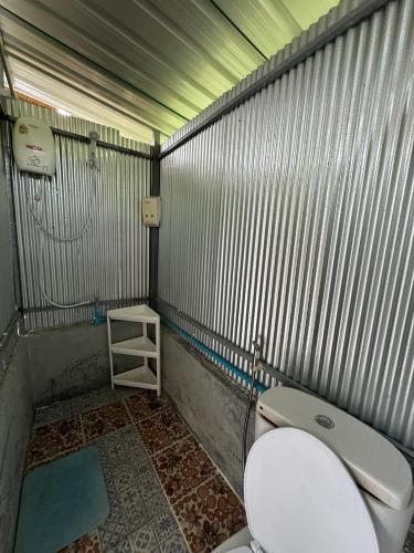 Bilik mandi di Samui Camping Farm