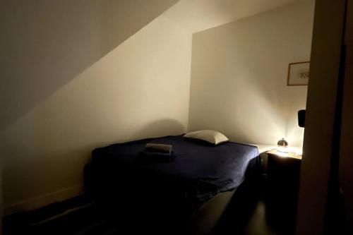 une petite chambre avec un lit dans le coin dans l'établissement Unique loft on paris doorstep, à Saint-Denis