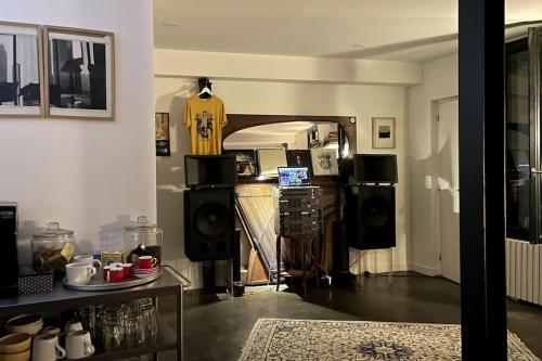 - un salon doté de nombreux meubles dans l'établissement Unique loft on paris doorstep, à Saint-Denis