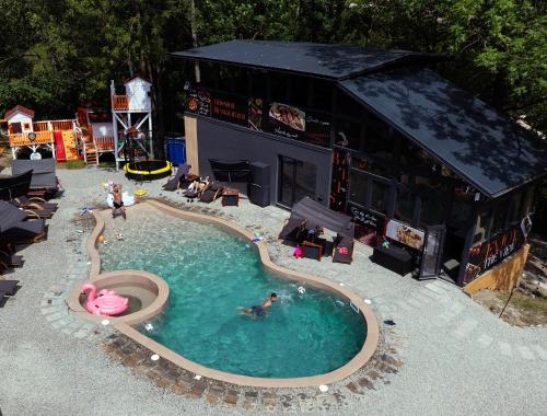 an overhead view of a swimming pool in a backyard at Blissful Resort - Valea Doftanei in Teşila