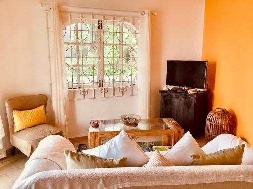 TV a/nebo společenská místnost v ubytování Epea Ocean View Top
