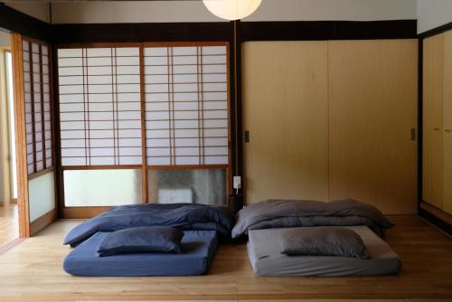 Postel nebo postele na pokoji v ubytování かきぞれ大黒宿