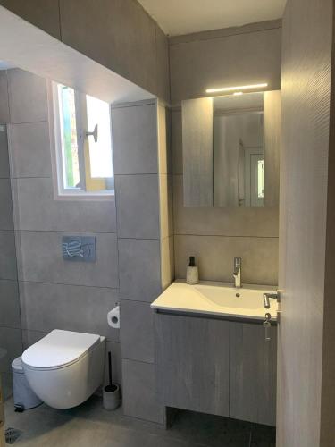 Bilik mandi di Aeacus Serenity Apartment