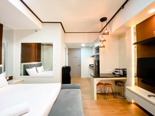 Postel nebo postele na pokoji v ubytování Cozy and Homey Studio at Vasanta Innopark Apartment By Travelio