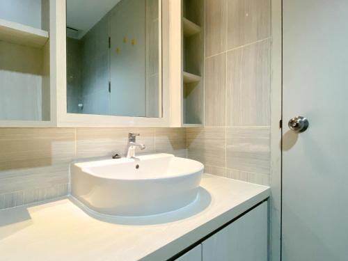 Koupelna v ubytování Cozy and Homey Studio at Vasanta Innopark Apartment By Travelio