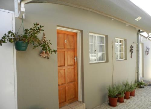 una puerta de una casa con macetas en Brand Guesthouse, en Colesberg