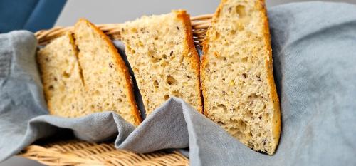 vier sneetjes brood in een rieten mand bij Gîtes Eth Refugi 4 étoiles Les Échappées Belles in Antignac