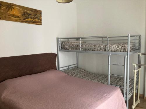 Litera en habitación con litera gmaxwell gmaxwell gmaxwell gmaxwell gmaxwell en Azzurra casa vacanza, en Ventimiglia