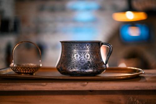 a black pitcher and a plate on a table at Dzvel Ubanshi in Gori