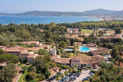 an aerial view of a resort with a pool and parking lot at Résidence Pierre & Vacances Les Parcs de Grimaud in Grimaud