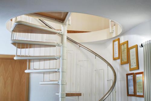 グンマースバッハにあるFerienwohnung am Obstgartenの円形階段のある家の螺旋階段