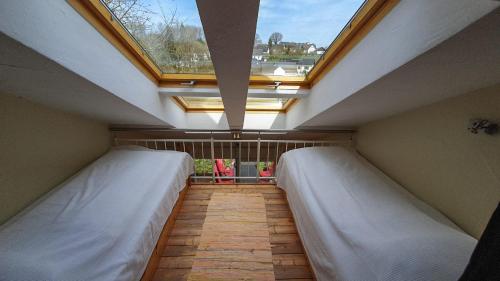 グンマースバッハにあるFerienwohnung am Obstgartenの天窓付きの部屋のベッド2台