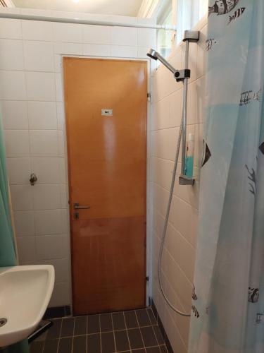 Koupelna v ubytování Kolmostien kotokortteeri