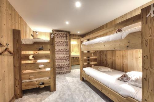 Ce lit se trouve dans un dortoir doté de 2 lits superposés et de murs en bois. dans l'établissement Picherie bas - 10Pax - Calme - Vue montagne, à Saint-Gervais-les-Bains