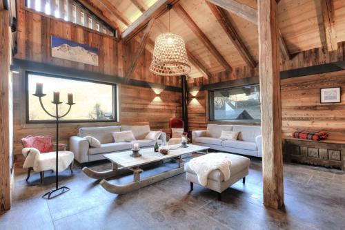 un salon avec des canapés et une table dans l'établissement Picherie haut - 15 Pax - Calme - Vue Montagne, à Saint-Gervais-les-Bains