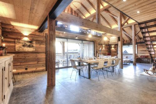 une salle à manger avec une table et des chaises dans l'établissement Picherie haut - 15 Pax - Calme - Vue Montagne, à Saint-Gervais-les-Bains