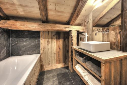 une salle de bain avec une baignoire et un lavabo dans l'établissement Picherie haut - 15 Pax - Calme - Vue Montagne, à Saint-Gervais-les-Bains