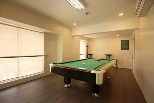 Бильярд в Veronica's Homestay at Marina Spatial Condo