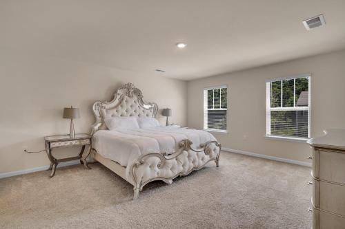 a large white bedroom with a large white bed at Beautifull house near Airport in Charlotte