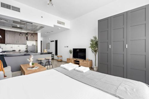 a large bedroom with a large bed and a kitchen at Silkhaus Vacation Homes in Hydra Avenue Large Studio Near Reem Park in Abu Dhabi