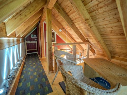 a room with a table and chairs in a cabin at Ferienhaus mit 3 Schlafzimmern für 6 Personen in Fuhlendorf