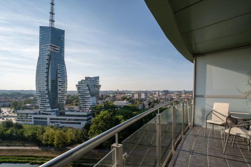 Balkón nebo terasa v ubytování Capital Towers Premium Sunset 15th floor & darmowy parking podziemny
