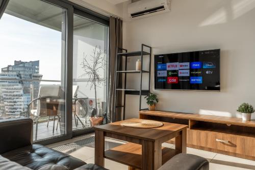 TV a/nebo společenská místnost v ubytování Capital Towers Premium Sunset 15th floor & darmowy parking podziemny