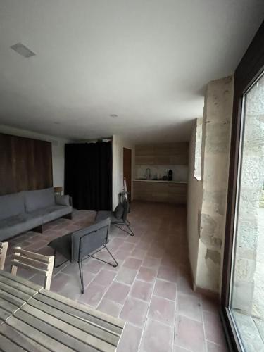 un salon avec un canapé et une table dans l'établissement Gîte Le Studio - Domaine Lassalle Saint-créac, à Saint-Créac