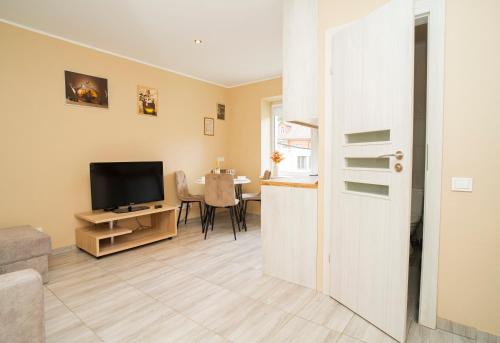 un salon avec une télévision et une table dans l'établissement Chill&Go Premium, à Kaunas