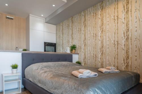 Postel nebo postele na pokoji v ubytování Capital Towers Sunrise Premium 14 piętro / 14th floor