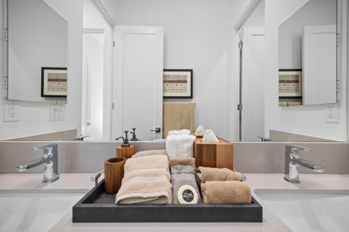 Ένα μπάνιο στο Golfers Dream Home Pool and Spa at PGA West Signature Putting Green Course