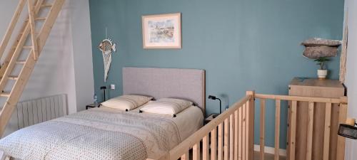 Ένα ή περισσότερα κρεβάτια σε δωμάτιο στο Charmante maison de village