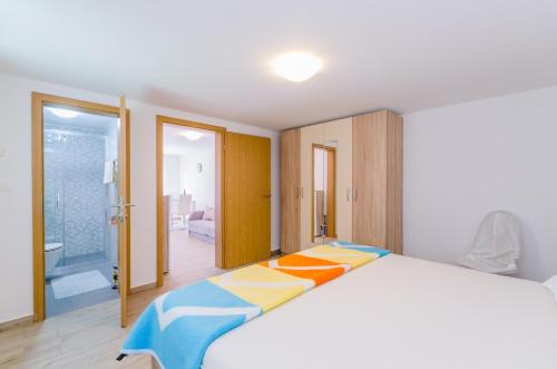 ein Schlafzimmer mit großem Bett und ein Badezimmer in der Unterkunft Leng in Dramalj