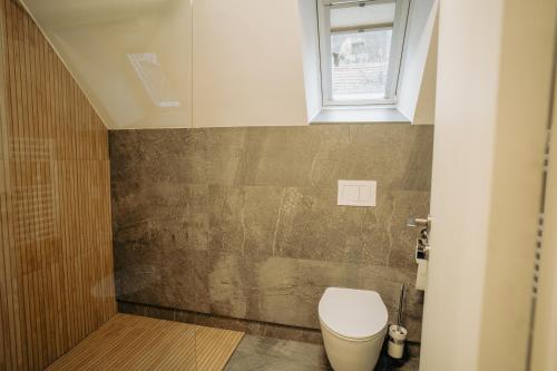 ブラショヴにあるZen Denのトイレと窓のあるバスルーム