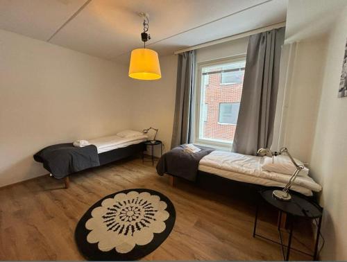 Ένα ή περισσότερα κρεβάτια σε δωμάτιο στο Kotimaailma Helsinki - Tilava kolmio Tikkurilassa