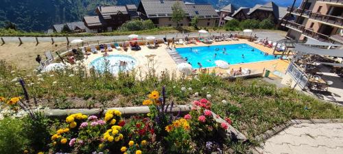 une grande piscine avec un bouquet de fleurs dans l'établissement Apt cosy, lumineux,idéalement placé, à Valmeinier